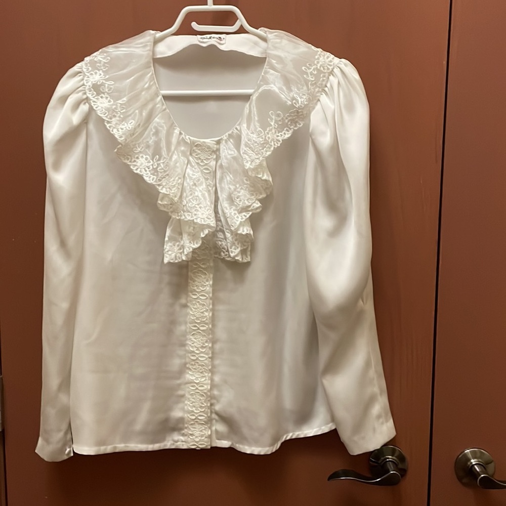 White Vintage button down blouse with hidden buttons and Lacey collar!